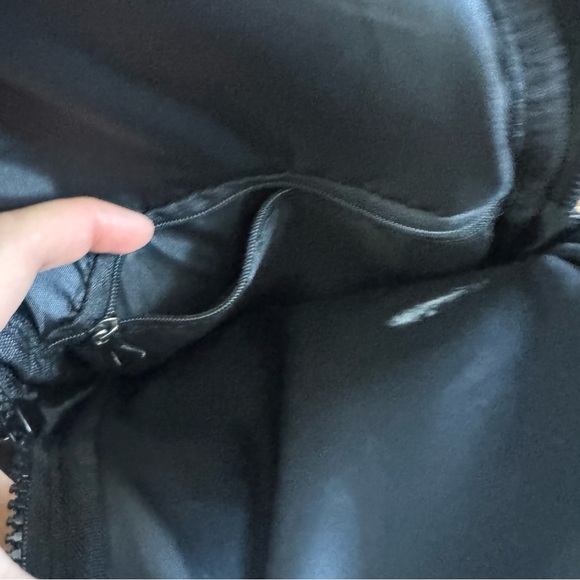 Fighting Eel Crossbody Bag Leaves Print Black - Picture 3 of 5